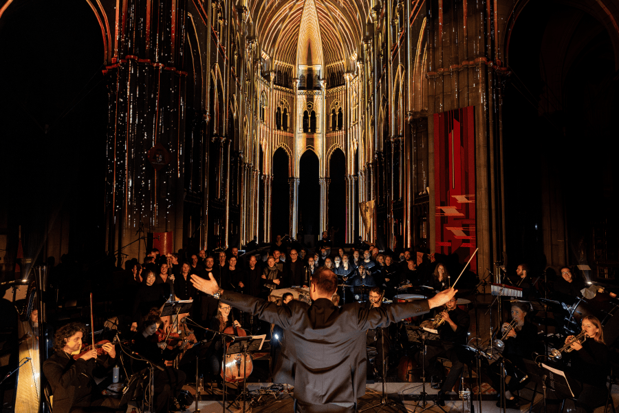 **Chaque vendredi et samedi, les chanteurs les plus talentueux de la région vous invitent à vivre une version musicale inédite du spectacle.** - LUMINISCENCE à la Basilique Saint-Remi à Reims
